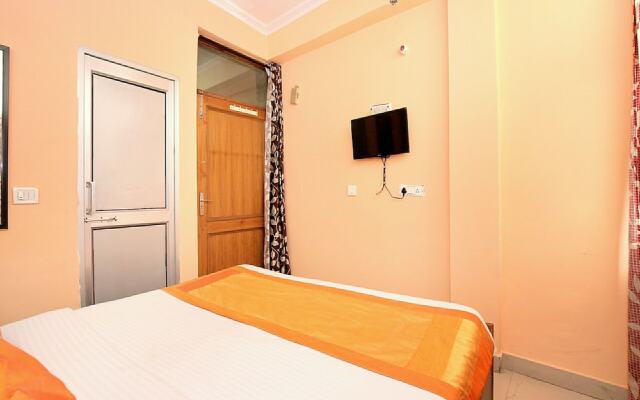 OYO 10463 Hotel Paras