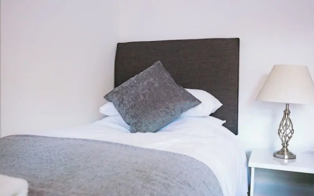 Housesleeps6-garden-parking-familly&contractors