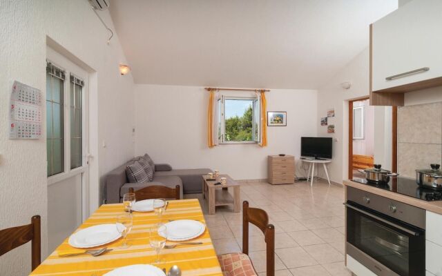 Stunning Home in Supetar With Jacuzzi, Wifi and 4 Bedrooms