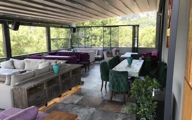 Palmyra Hotel & Sky Lounge