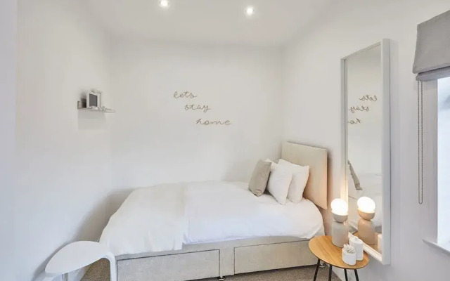 Host Stay Newsam Crescent