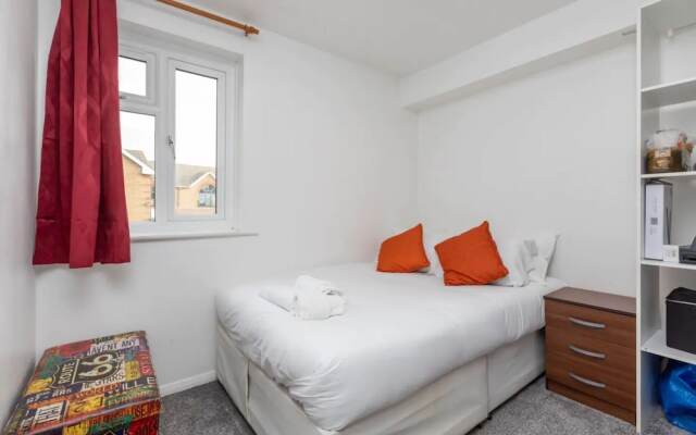 1 Bedroom Light Studio Flat in Surrey Quays