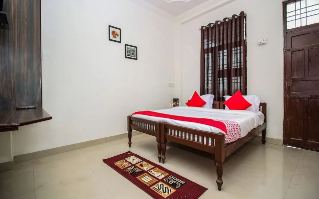 OYO 18272 Hotel Lambodar