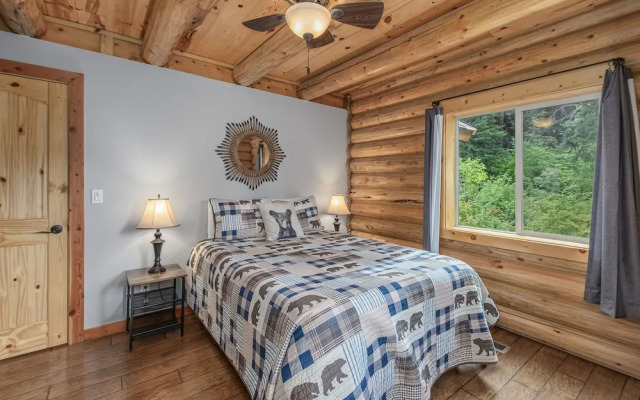 Bearfoot Chalet 3 Bedroom Home by NW Comfy Cabins
