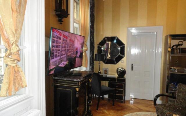 Boudoir Budapest Apartment
