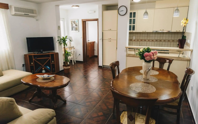 El Mar Apartments