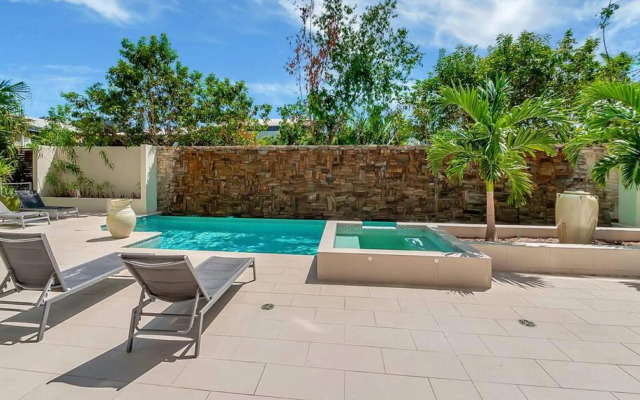 Pool View City Centre Apartment 206