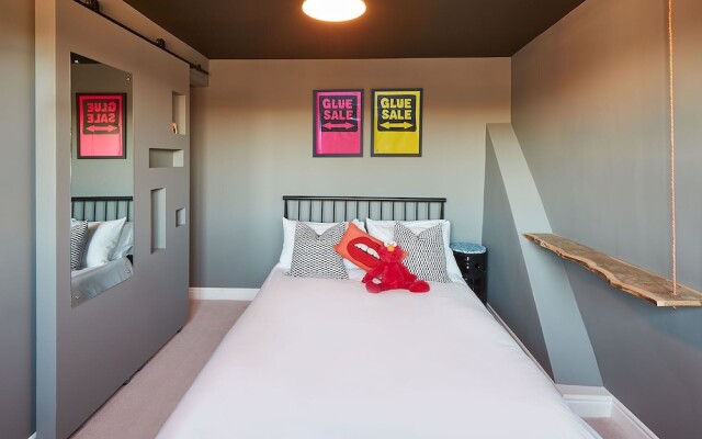 Host Stay The Artists Pad