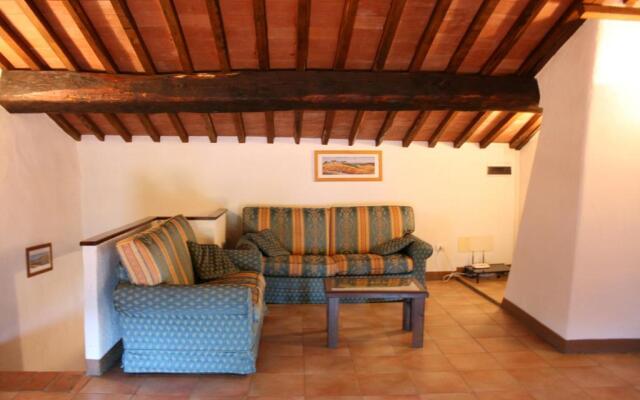 Stunning private villa with private pool, WIFI, TV, pets allowed and parking, close to Cortona