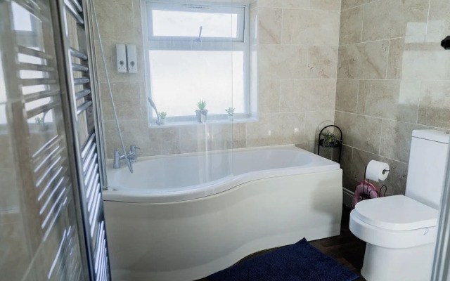 6-bed House - Sleeps 13 - Families & Contractors