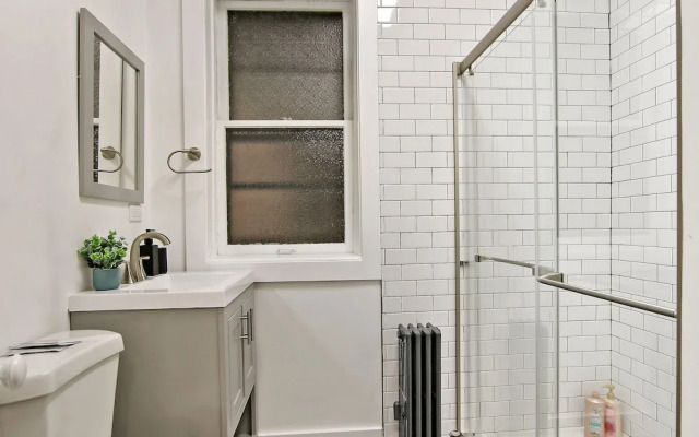 Chic 2BR Apt - Roscoe 1