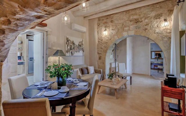 Holiday House, Castellos
