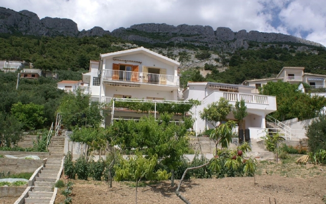 Apartment Niko - 50 m from pebble beach: A5 Prizemlje Pisak, Riviera Omis