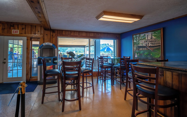 Riverboat Inn and Suites