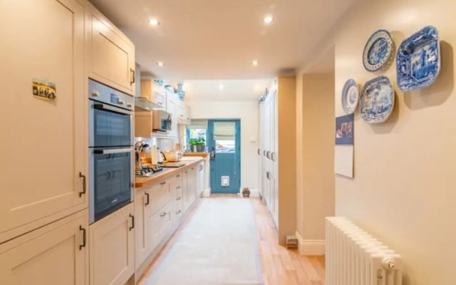 Charming 3-bed House in Halifax w/ Private Garden
