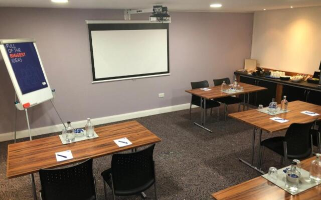 Holiday Inn Express London Gatwick - Crawley by IHG