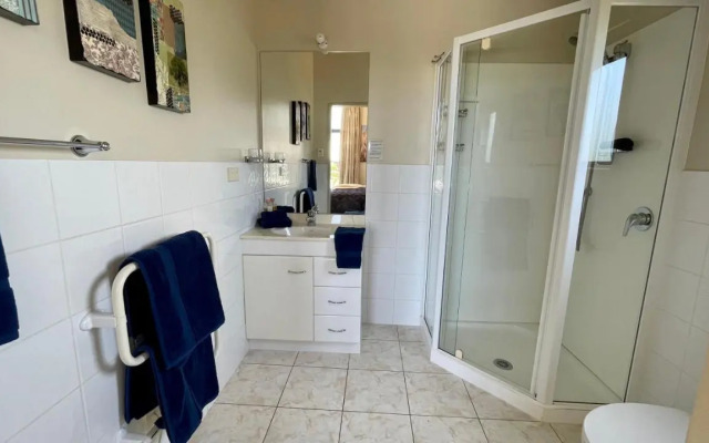 Oceans 8 - Mangawhai Heads Holiday Home