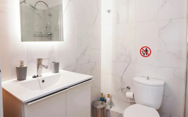 Modern 1 Bd Balcony Apt in Kato Patisia