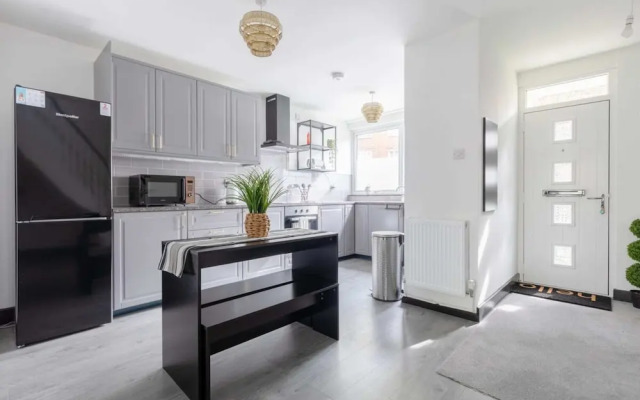 Newly Renovated 3BD Home, Islington!