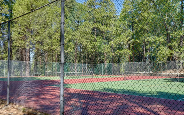 12 Mi to Apple Hill: Family-friendly Cabin Retreat