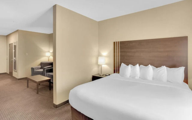 Duvernay Inn & Suites