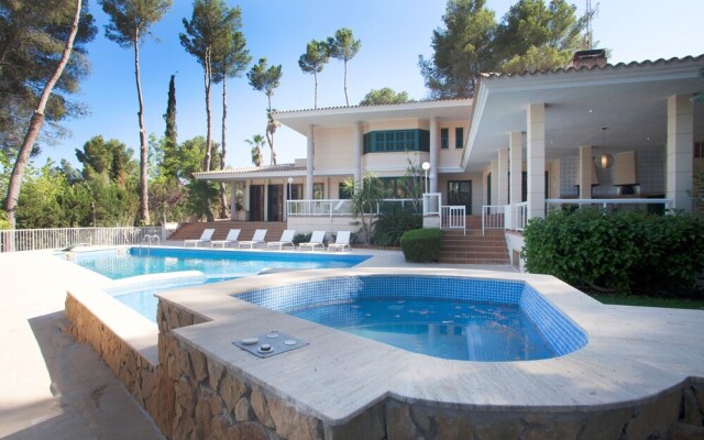 Charming Villa In The Exclusivity Of Son Vida