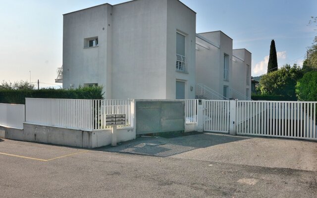 The White Apartment With Pool