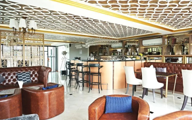 6-Ave Surin Apartment