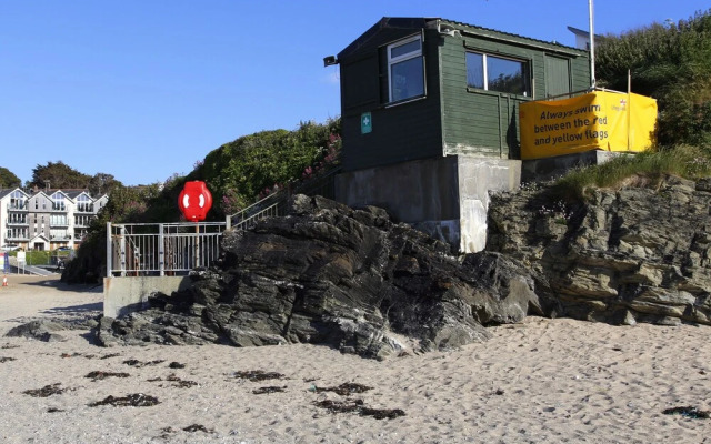 The Beach House & Porth  Sands Apartments