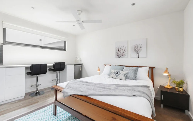 The Jetty Beach Apartment by Ready Set Host