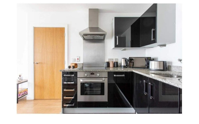 Bright & Modern 2-bed Apt W/balcony in Greenwich