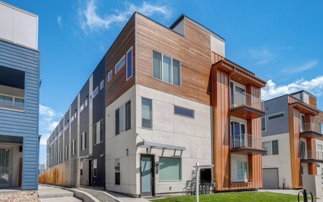 Luxe Denver Townhome: Hot Tub + City Views!