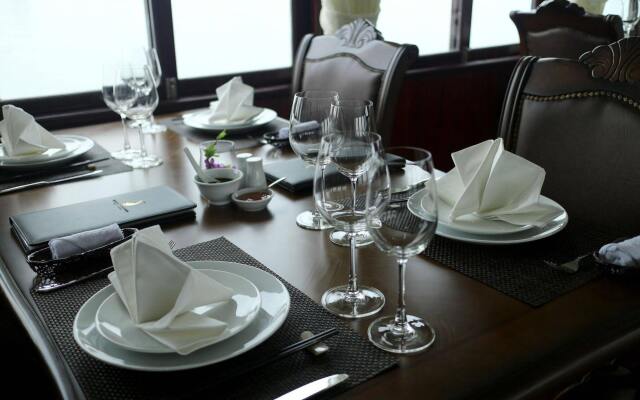 Phoenix Luxury Cruise Halong