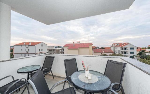 Star 6 modern & centrally ap for 6