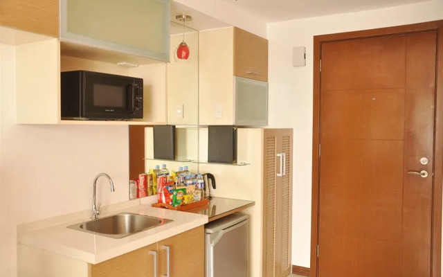 OYO 215 Sunshine City Suites