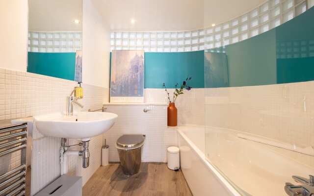 Central Soho Warehouse Loft with Concierge