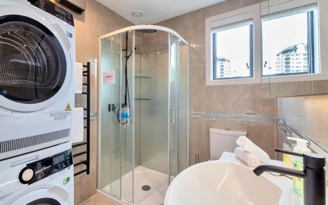 Beautifully Styled 2BR w 2 Carparks & Aircon