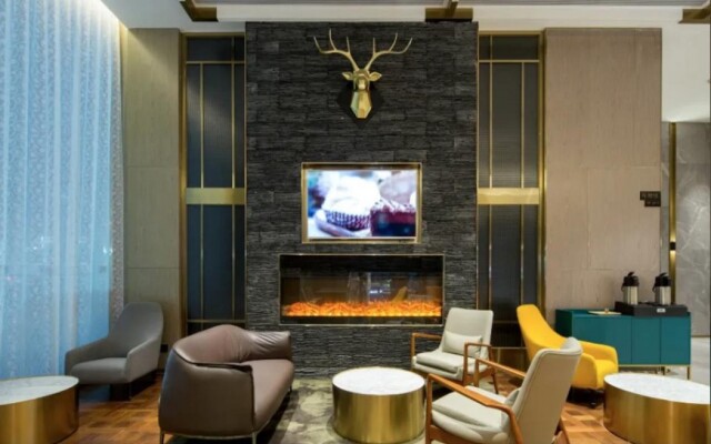 Echarm Plus Hotel (Wuhan Donghu College Dahualing Subway Station)