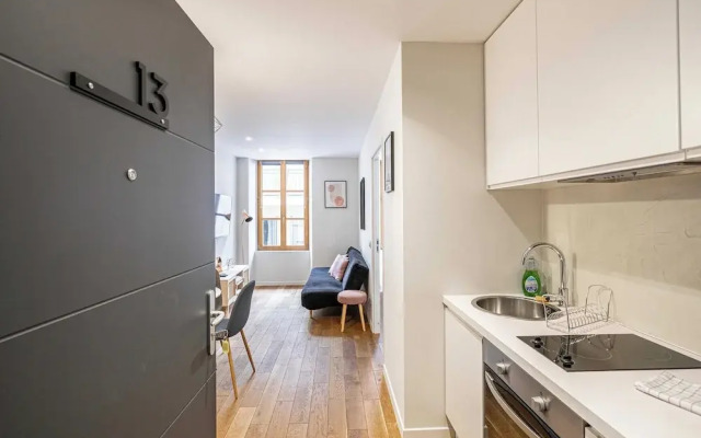 Magnificent Renovated 2 Room Apartment