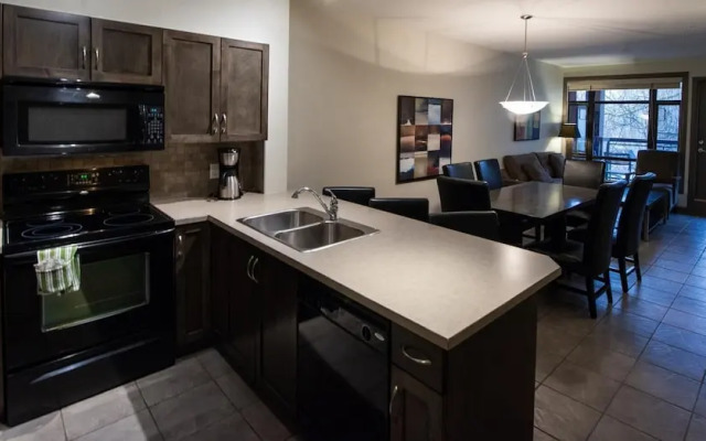 Pool Level 2 Bed, 1 Bath - Unit 371