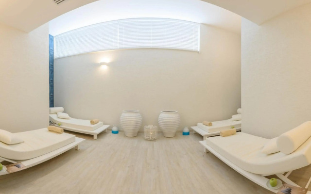 Melpo Antia Hotel & Suites