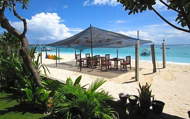 Yogi Beach Bungalow & Restaurant Lembongan