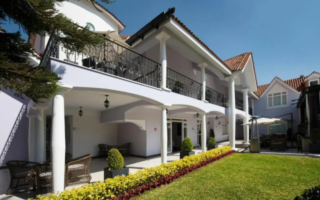 Casa Bonita Hotel & Luxury Residence