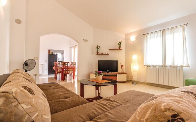 Beautiful Home in Liznjan With Wifi and 6 Bedrooms