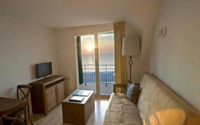 Comfortably Furnished Apartment With a sea View