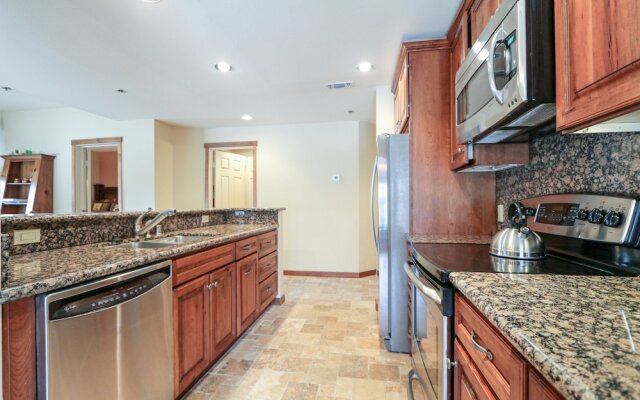 Silver Bear 22 Pet-Friendly, Cozy, Underground Parking, Walk to Canyon Lodge by RedAwning