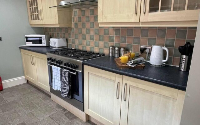 Lovely 3 -bed House in Jarrow With Free Parking