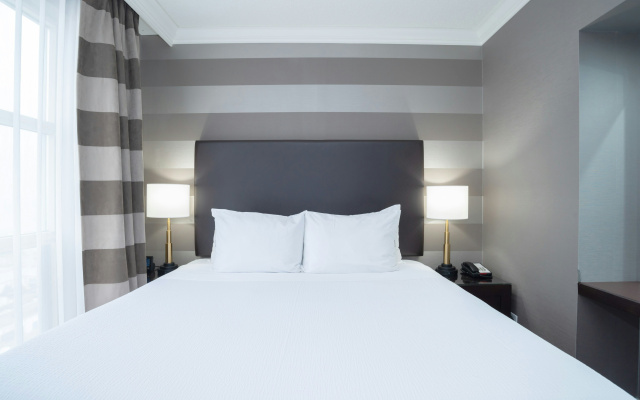 Sandman Signature Mississauga Hotel