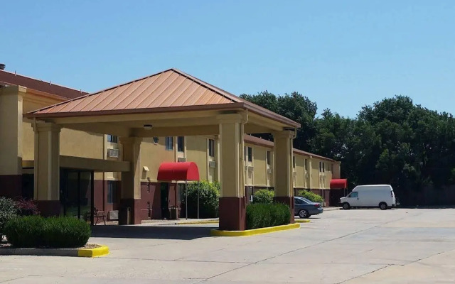 Coratel Inn & Suites by Jasper Park City - Wichita North