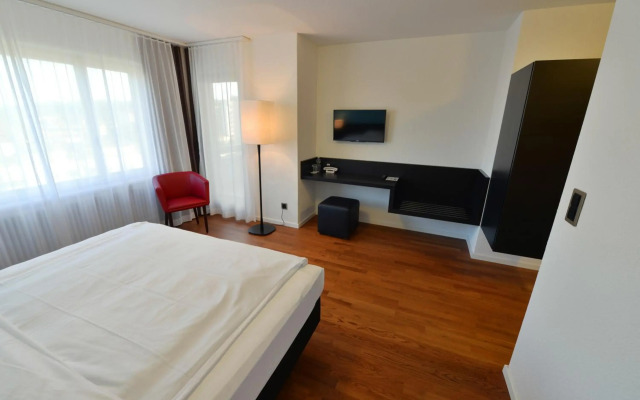 HOTEL illuster - Urban & Local